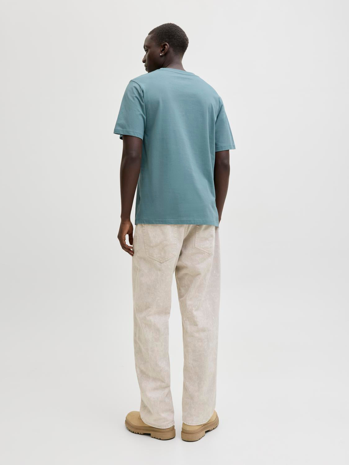 model_shot-back